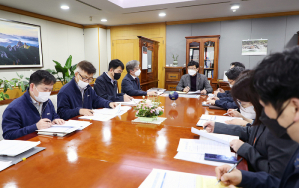 ▲한국지역난방공사 관계자들이 17일 코로나19 피해 최소화를 위한 비상경영체제 돌입 킥오프회의를 하고 있다. (사진제공=한국지역난방공사)