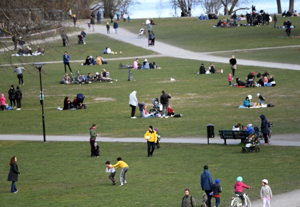 ▲18일(현지시간) 스웨덴 수도 스톡홀름에 있는 한 공원에 나온 사람들. EPA연합뉴스