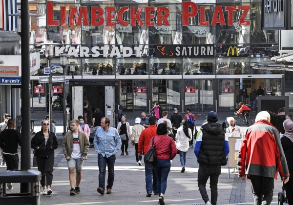 ▲독일에서 20일(현지시간) 소규모 상점 영업 재개가 허용된 가운데 서부 에센의 한 쇼핑센터로 손님들이 들어가고 있다. 에센/AP연합뉴스  