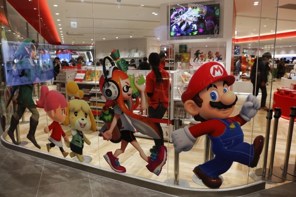 ▲일본 도쿄의 닌텐도 공식 매장 유리창에 회사의 인기 있는 게임 캐릭터 이미지들이 부착돼 있다. 도쿄/AP뉴시스
