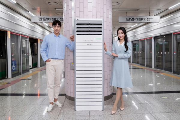 ▲LG전자가 이달 말까지 대전도시철도공사가 운영하는 대전지하철의 모든 역사에 `LG 퓨리케어 대형 공기청정기'를 설치한다. 모델들이 대전지하철의 시작점인 판암역에서 'LG 퓨리케어 대형 공기청정기'를 소개하고 있다. (사진제공=LG전자)