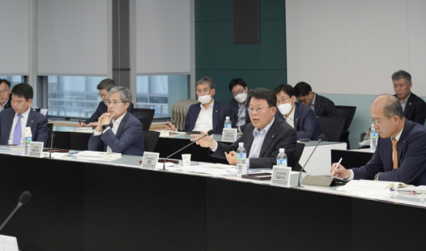 ▲김광수 농협금융 회장(오른쪽 2번째)이  21일 서울 중구 본사에서 계열사 CEO들과 함께 비상경영회의를 하고 있다. (사진제공=농협금융)