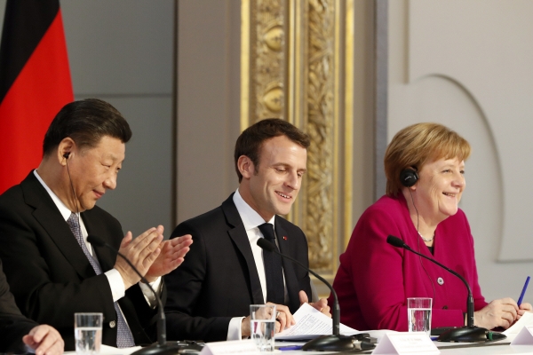 ▲시진핑(왼쪽) 중국 국가주석과 에마뉘엘 마크롱(가운데) 프랑스 대통령, 앙겔라 메르켈 독일 총리와 지난해 3월 26일(현지시간) 파리 엘리제궁에서 기자회견을 하고 있다. 파리/AP뉴시스
