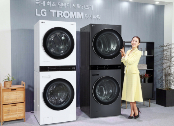▲LG전자가 23일 일체형 디자인의 원바디(One Body) 세탁건조기 'LG 트롬 워시타워'를 출시했다. 배우 조여정씨가 LG 트롬 워시타워를 소개하고 있다. (사진제공=LG전자)