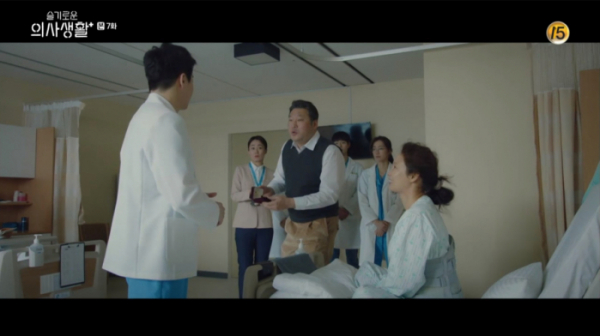 ▲'슬기로운 의사생활' 김선영-최무성 카메오 출연(사진제공=tvN)