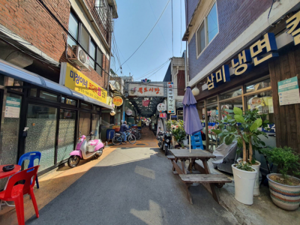 ▲24일 서울 성동구 뚝도시장 앞 음식점 골목.  (이다원 기자 leedw@)