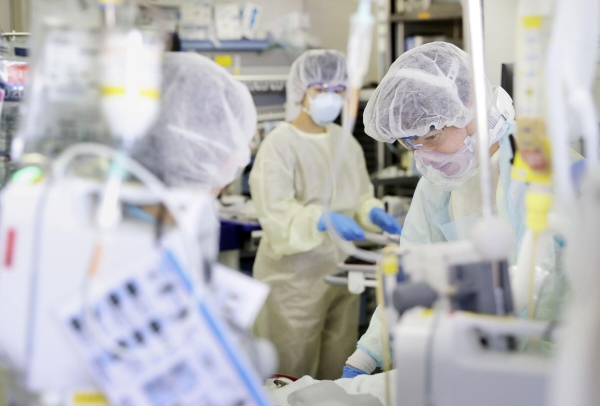 ▲일본 가와사키현의 한 병원에서 23일(현지시간) 의료진이 코로나19 환자를 치료하고 있다. 가와사키/로이터연합뉴스 
