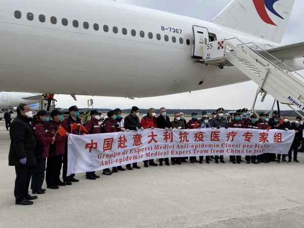 ▲이탈리아 밀라노에 도착한 중국 의료진이 3월 25일(현지시간) 단체 기념사진을 찍고 있다. 밀라노/신화뉴시스