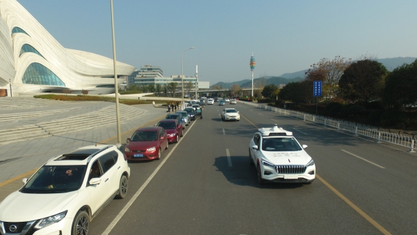 ▲중국 후난성 창사의 한 도로에서 바이두가 개발한 인공지능(AI)에 기발을 둔 자율주행 택시(오른쪽 맨 앞)가 주행하고 있다. 창사/신화뉴시스