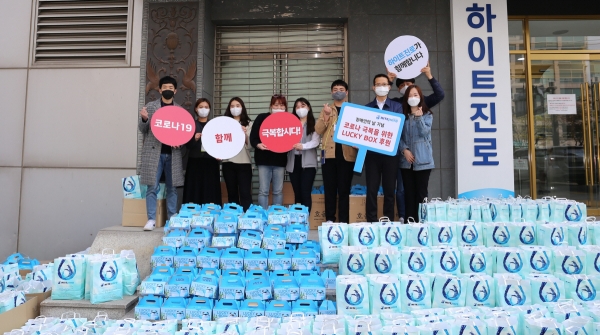 ▲하이트진로는 장애인의 날을 맞아 수도권·부산 지역 5개 기관에 약 400여 개 럭키박스를 전달했다.
 (사진제공=하이트진로)