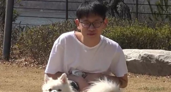 ▲'강아지들이 크러쉬와 놀아주는 법'(사진제공=크러쉬 공식 유튜브 채널 캡처)