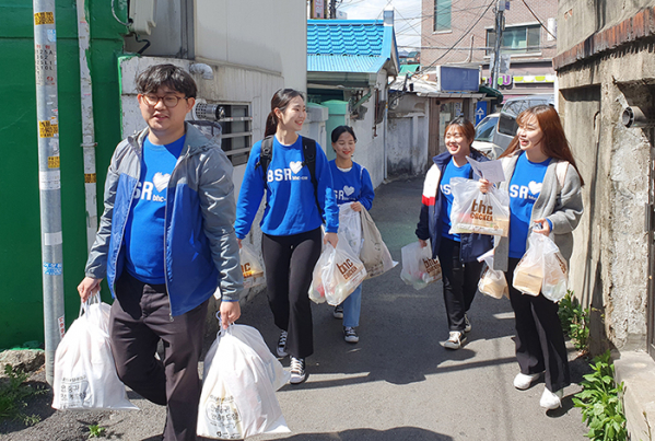 ▲‘해바라기 봉사단’ 봉사 활동(사진제공=bhc치킨)