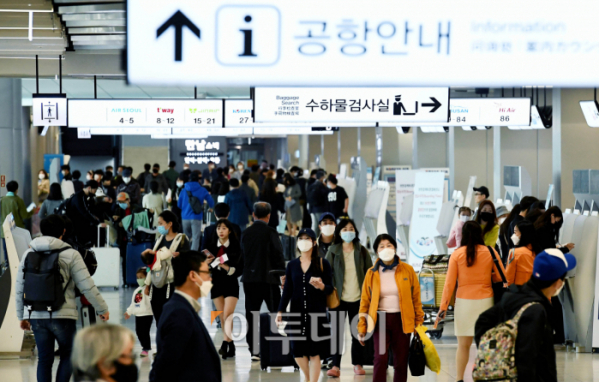 ▲황금연휴를 앞둔 28일 서울 강서구 김포공항 국내선 청사가 승객들로 붐비고 있다. 한산한 모습의 인천공항과 대조된다. (신태현 기자 holjjak@etoday.co.kr)