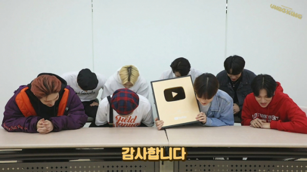 ▲골드버튼 언박싱 과정 공개(사진제공=에이티즈 공식 유튜브 채널)
