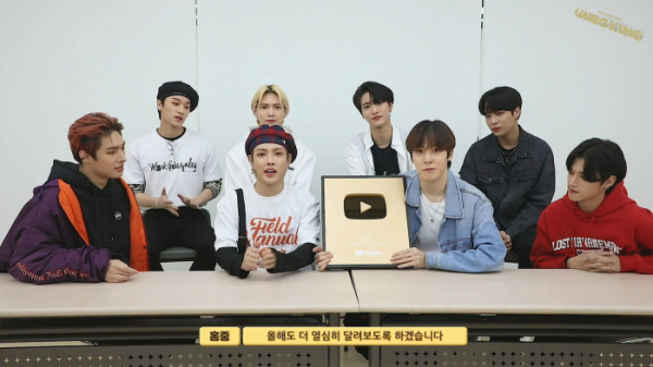 ▲골드버튼 언박싱 과정 공개(사진제공=에이티즈 공식 유튜브 채널)