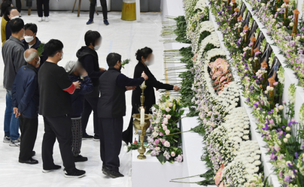 ▲30일 오후 경기 이천시 서희청소년문화센터에 마련된 이천 물류창고 공사장 화재 합동분향소에서 유가족들이 헌화하고 있다.  (연합뉴스)