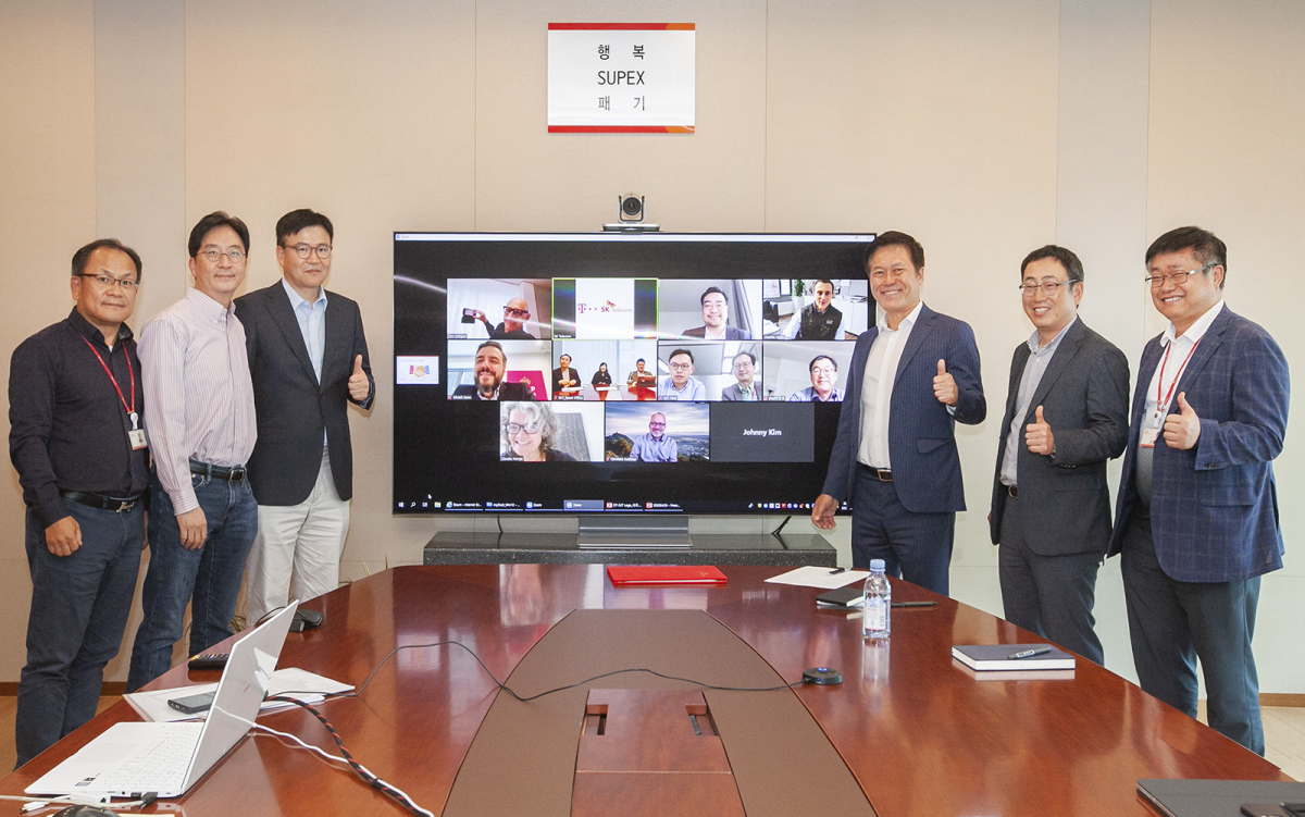 ▲하민용(왼쪽부터) SK텔레콤 경영기획2그룹장, 김윤 CTO, 하형일코퍼레이트2센터장, 박정호 사장, 유영상 MNO사업부장, 강종렬 ICT인프라센터장 (TV 화면) 팀 회트게스 회장 등 도이치텔레콤 경영진 (사진제공=SK텔레콤)