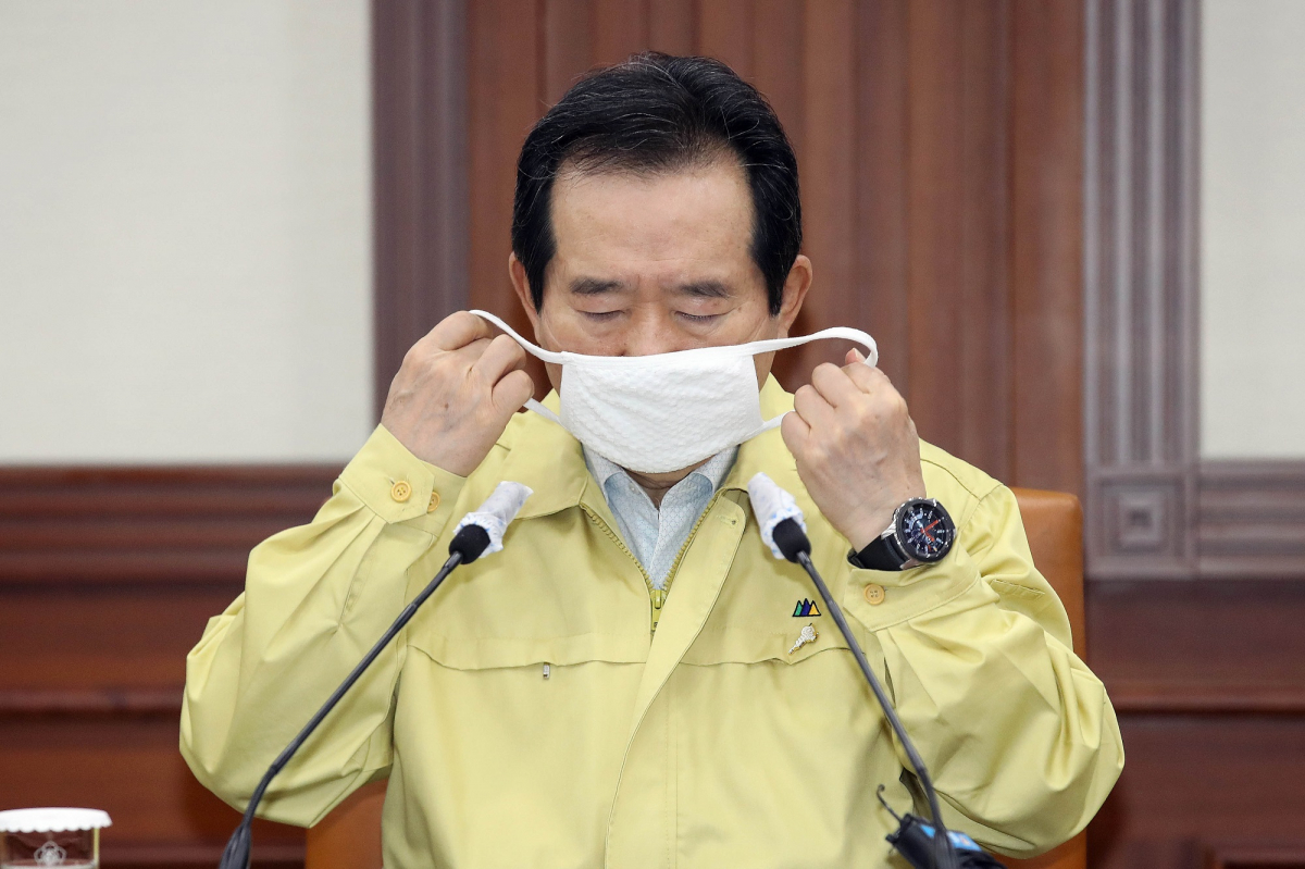 ▲정세균 국무총리가 1일 오전 서울 종로구 정부서울청사에서 열린 신종 코로나바이러스 감염증(코로나19) 대응 중앙재난안전대책본부 회의에 참석해 마스크를 벗고 있다. (뉴시스)