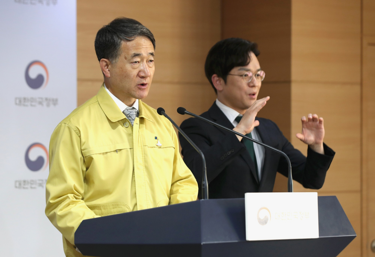 ▲박능후 재난안전대책본부 1차장이 3일 서울 종로구 정부서울청사에서 신종 코로나바이러스 감염증(코로나19) 대응 온라인 정례 브리핑을 하고 있다.  (뉴시스)