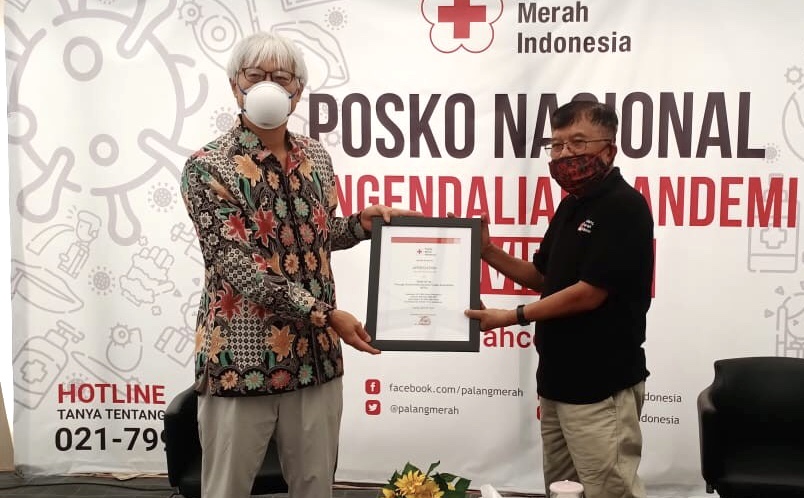 ▲무역협회 김영준 자카르타지부장(왼쪽)과 인도네시아 적십자사 유스프 깔라 총재(오른쪽)가 기부 협약서를 들고 기념사진을 촬영하고 있다. (사진제공=무역협회)