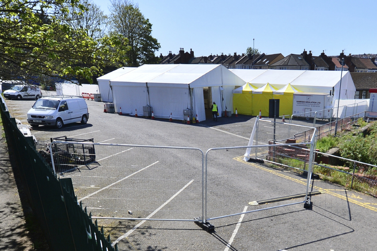 ▲영국 브리스톨에서 4월 14일(현지시간) 신종 코로나바이러스 감염증(코로나19) 사망자 급증에 따른 긴급 대책으로 임시 영안실이 설치되고 있다. 브리스톨/AP연합뉴스