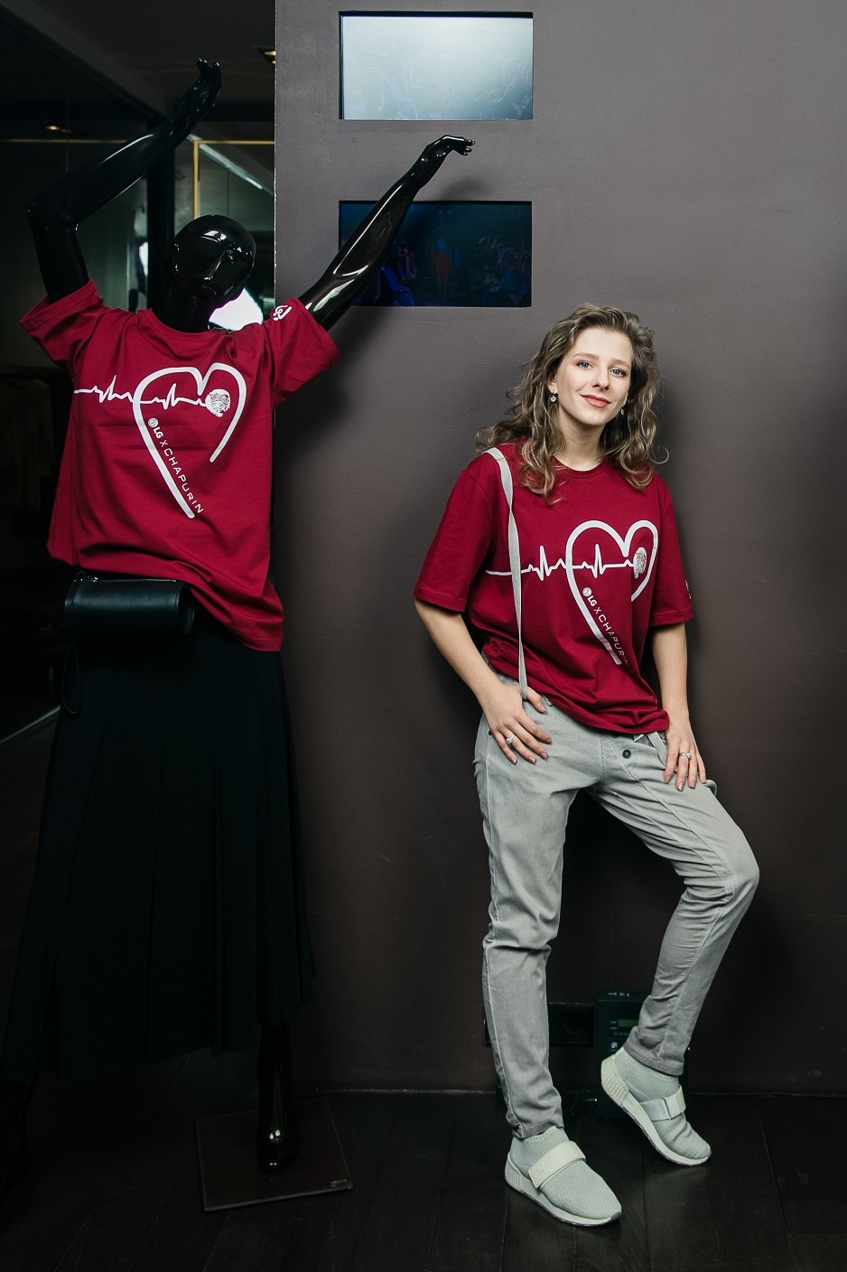 ▲LG전자가 러시아의 MZ세대에게 헌혈의 중요성을 널리 알리기 위해 인플루언서와 함께 헌혈 캠페인을 진행했다. 캠페인 참가자들은 러시아 유명 디자이너 이고르 샤프린이 디자인한 티셔츠를 입고 촬영한 사진을 소셜미디어(인스타그램) 계정에 올렸다. (사진제공=LG전자)