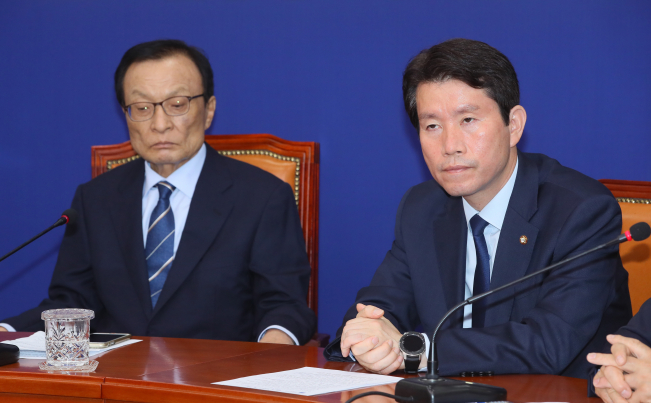 ▲더불어민주당 이해찬 대표(왼쪽), 이인영 원내대표가 4일 국회에서 열린 최고위원회의에서 최고위원들의 발언을 듣고 있다.   (연합뉴스)