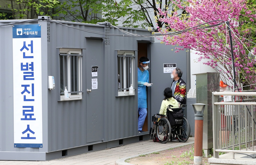 ▲신종 코로나바이러스 감염증(코로나19) 전담병원인 서울 중랑구 서울의료원에 설치된 선별진료소에서 의료진이 업무를 보고 있다. (뉴시스)