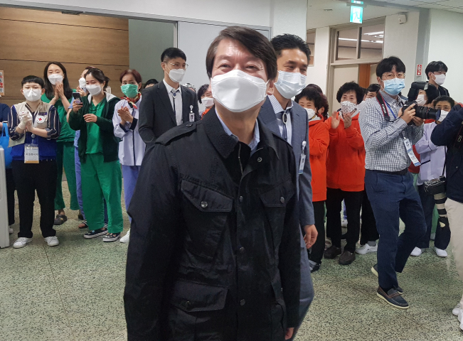 ▲국민의당 안철수 대표가 27일 대구시 중구 계명대학교 대구동산병원에서 의료진과 인사를 하고 있다. 안 대표는 신종 코로나바이러스 감염증(코로나19) 봉사활동에 다시 나서기 위해 아내 김미경 서울대 교수와 계명대 대구동산병원에 도착했다. (연합뉴스)