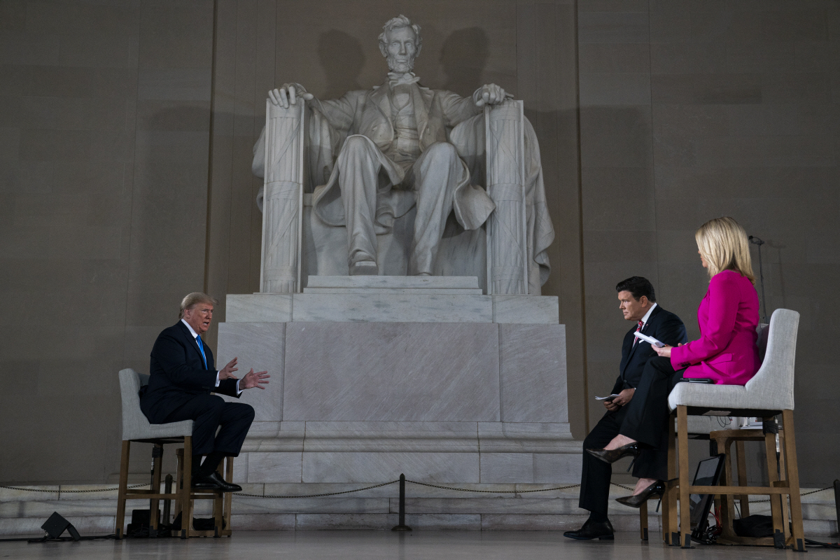 ▲도널드 트럼프(왼쪽) 미국 대통령이 3일(현지시간) 링컨기념관에서 폭스뉴스와 화상 타운홀 행사를 하고 있다. 워싱턴DC/AP연합뉴스 
