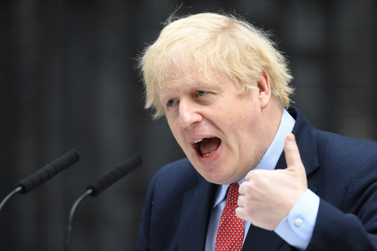 ▲보리스 존슨 영국 총리가 4월 27일(현지시간) 런던의 다우닝가 10번지 총리 관저 앞에서 복귀 성명을 발표하고있다. 런던/로이터연합뉴스
