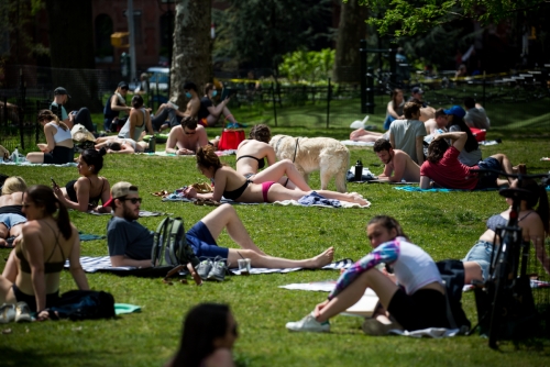▲4일(현지시간) 미국 뉴욕의 공원 잔디밭에서 사람들이 휴식을 취하고 있다. 뉴욕/신화연합뉴스 