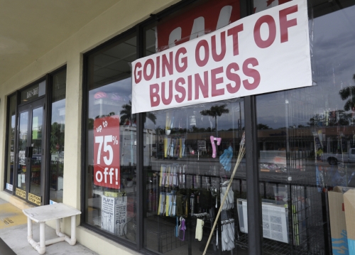 ▲미국 플로리다 주 마이애미에 있는 한 가게에 ‘폐점’ 안내문이 붙어 있다. 마이애미/AP연합뉴스