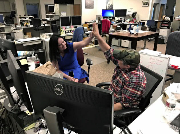 ▲올해 퓰리처상 ‘공공서비스’ 부문상 수상 소식에 기뻐하는 앵커리지데일리뉴스 기자들. AP연합뉴스