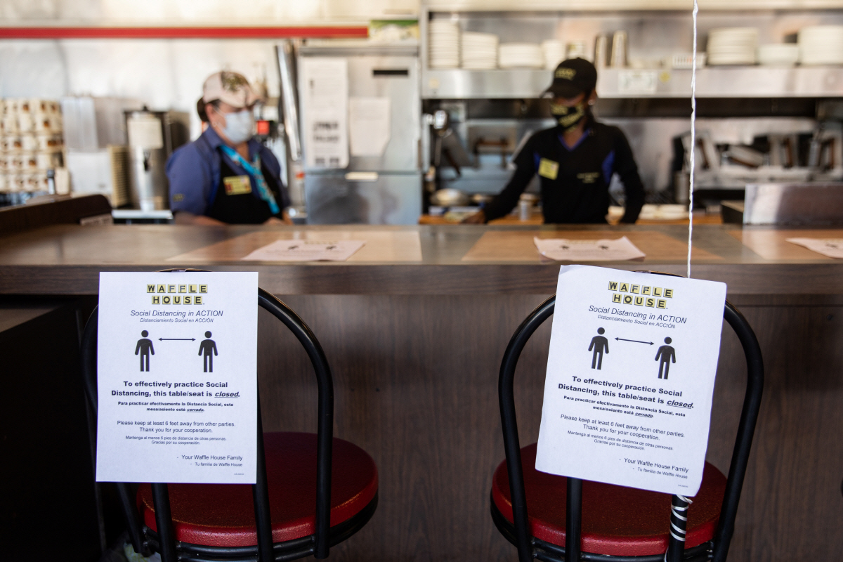 ▲신종 코로나바이러스 감염증(코로나19) 봉쇄 조치 완화에 따라 지난달 27일(현지시간) 영업을 재개한 미국 조지아 주 매디슨의 한 식당에 사회적 거리두기 안내문이 붙어 있다. 매디슨/로이터연합뉴스