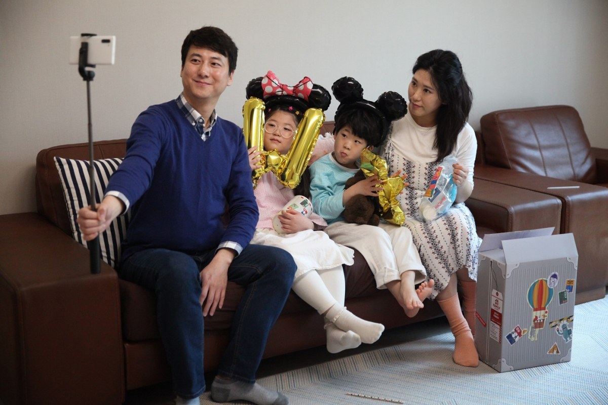 ▲방구석 위패밀리 가족사진.  (사진제공=NHN)