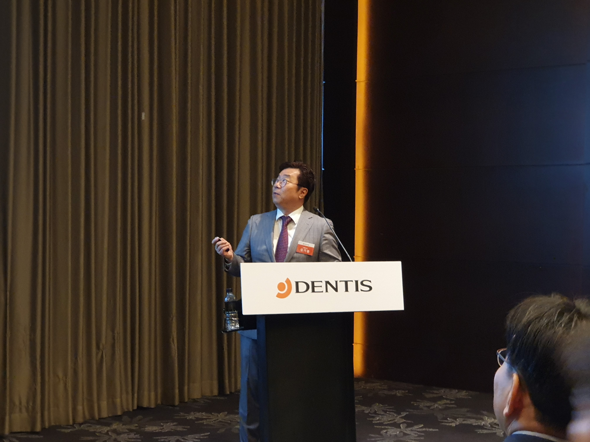 ▲심기봉 덴티스 대표이사가 6일 오후 영등포구 여의도에서 스팩합병 관련 기자간담회를 열고 향후 계획을 말하고 있다. 