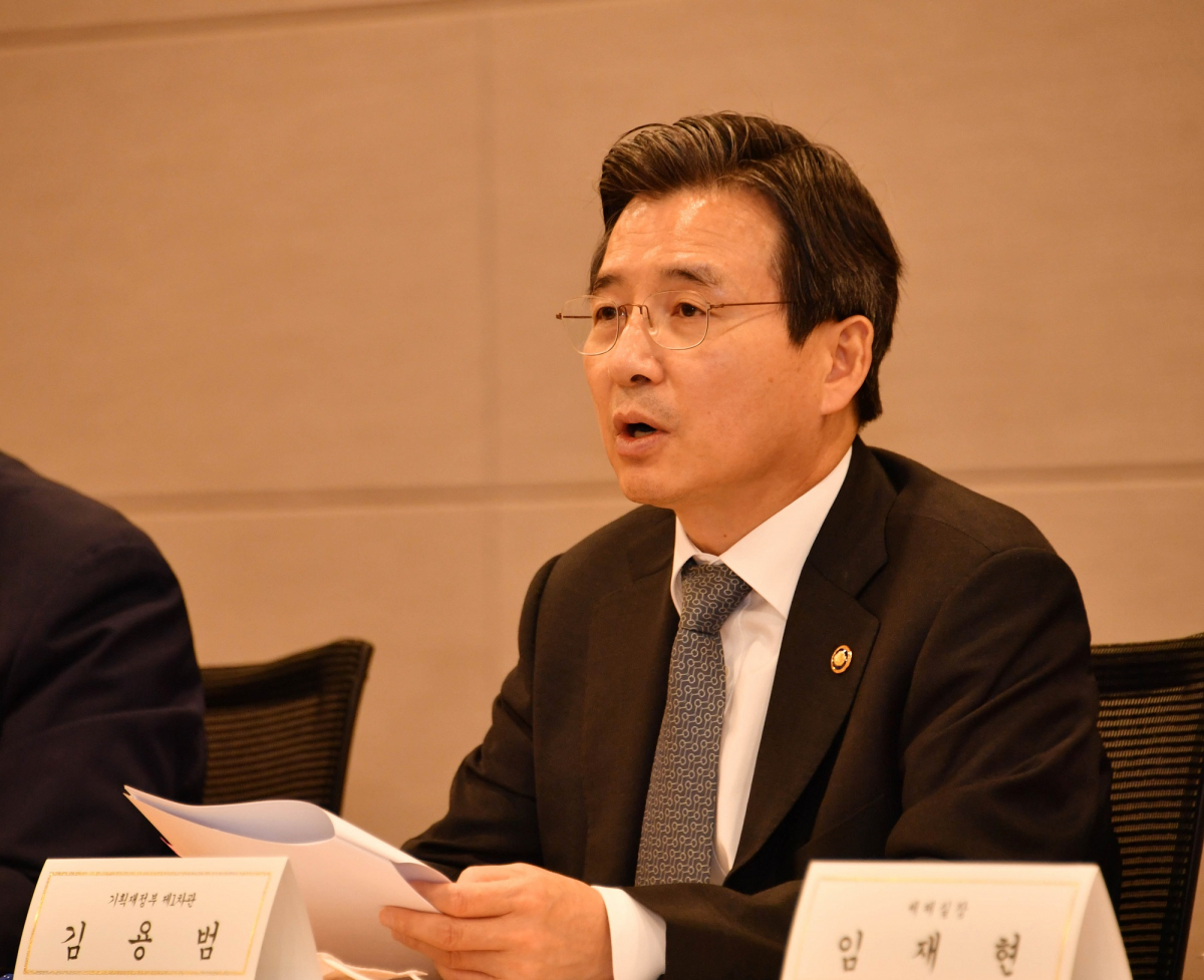 ▲김용범 기획재정부 1차관이 6일 서울 중구 대한상공회의소에서 이전오 민간공동위원장(성균관대 법학전문대학원 교수)과 공동으로 '중장기 조세정책 심의위원회' 1차 회의를 주재하고 모두발언을 하고 있다. (사진제공=기획재정부)