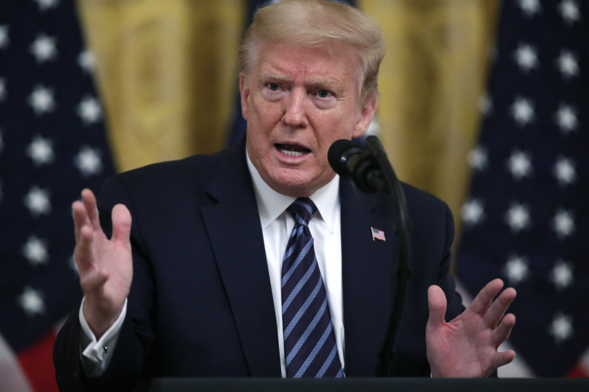 ▲ 도널드 트럼프 미국 대통령이 지난달 30일(현지시간) 백악관에서 열린 행사에서 취재진의 질문에 답하고 있다. 트럼프 대통령은 이날 신종 코로나바이러스 감염증(코로나19)가 중국의 우한 바이러스연구실에서 발원했다는 증거를 봤다고 말했다. 워싱턴/AP연합뉴스