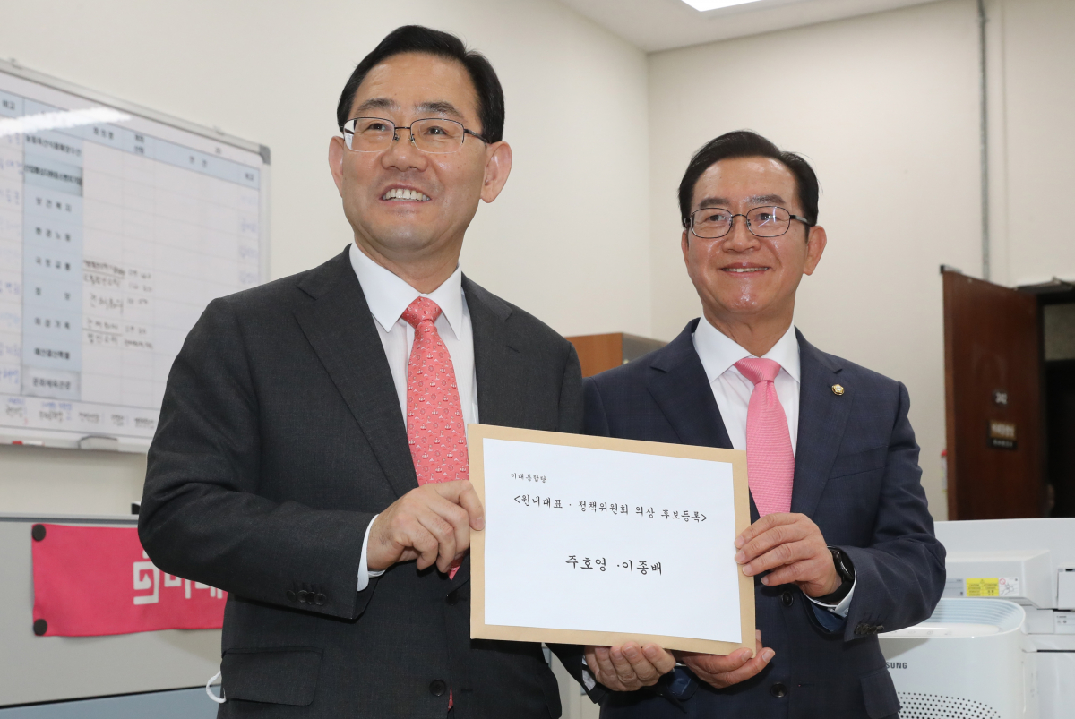 ▲미래통합당 주호영 원내대표 후보(왼쪽)와 이종배 정책위의장 후보가 6일 서울 여의도 국회 미래통합당 원내행정국을 방문, 후보자 등록을 하고 있다.  (연합뉴스)