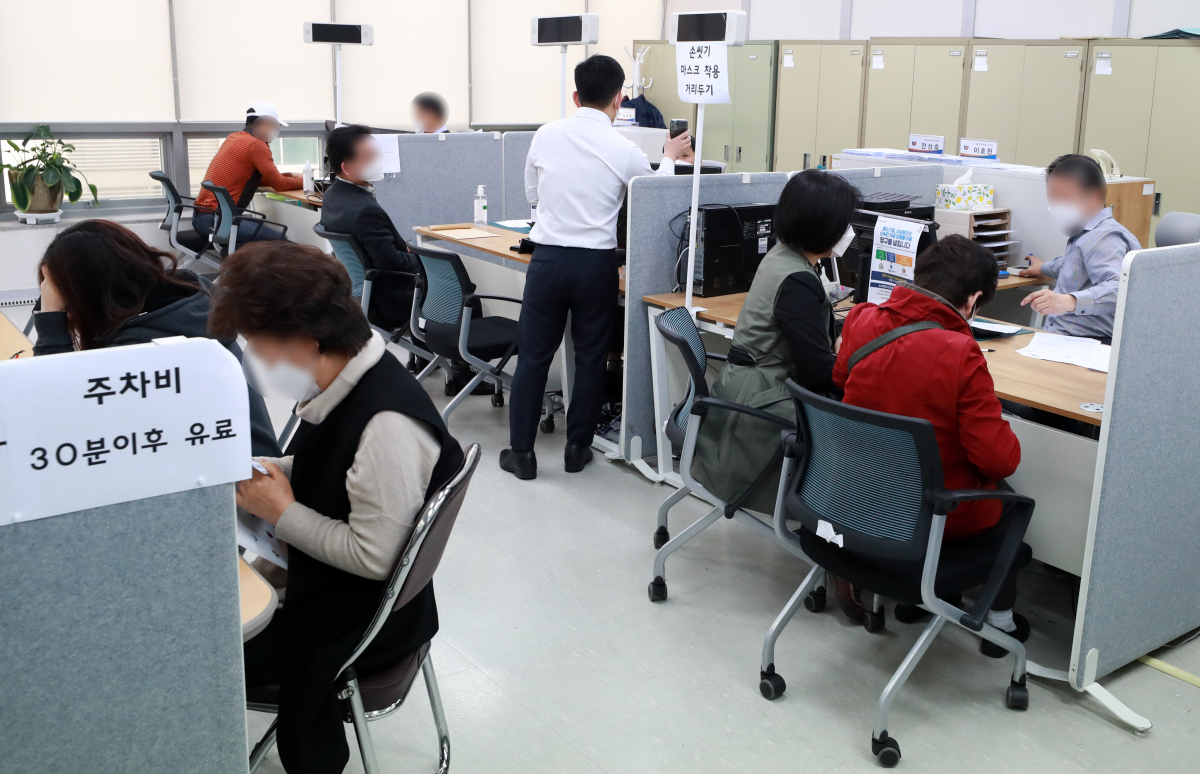 ▲ 소상공인들이 1일 오전 서울 영등포구 소상공인시장진흥공단 서울서부센터에서 경영안정자금 등 대출관련 상담을 받고 있다.  (뉴시스)