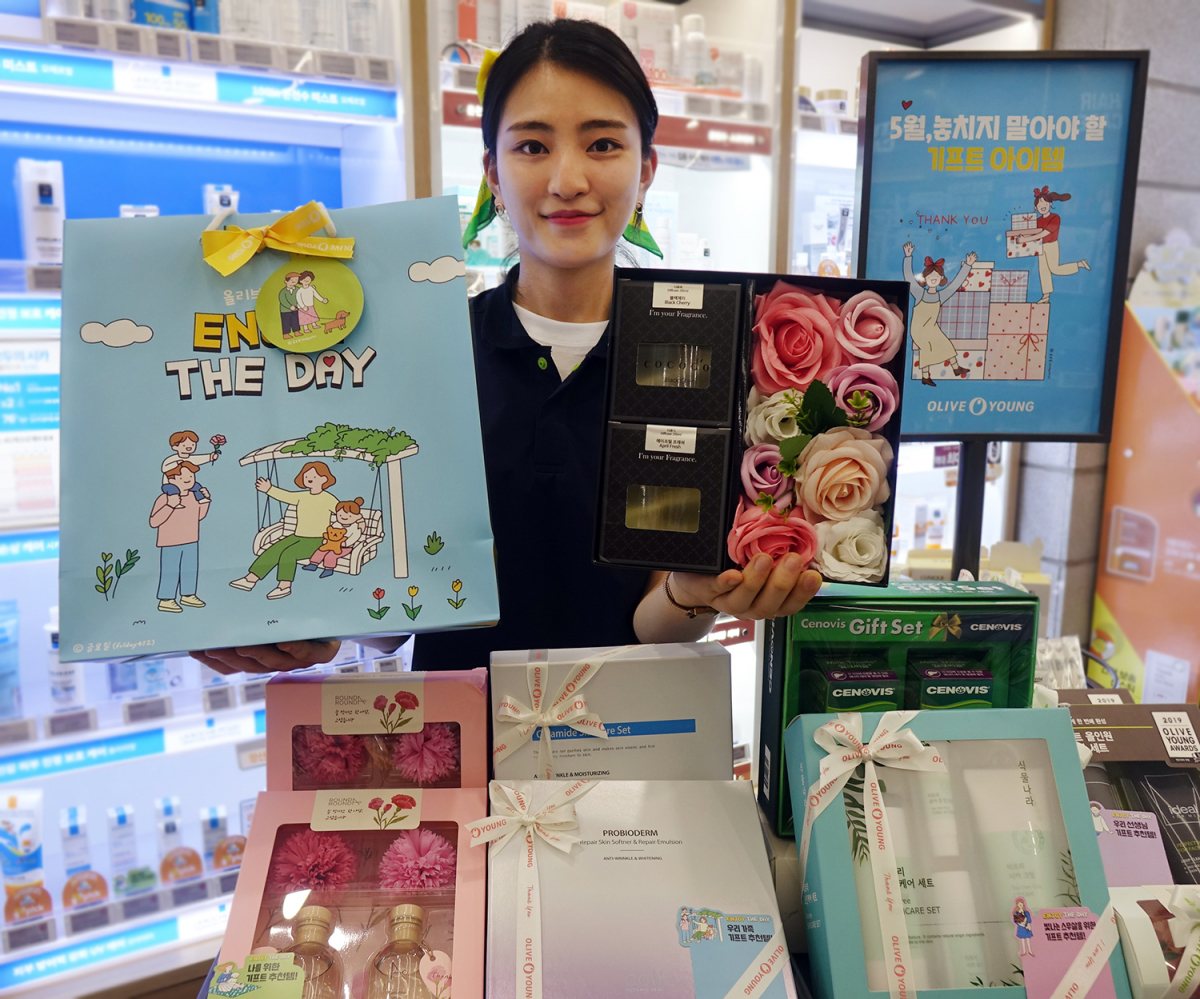 ▲CJ올리브영이 가정의 달을 맞아 28일까지 맞춤형 선물 아이템 300여 종을 제안하는 '선물 대전'을 실시한다. (사진제공=CJ올리브영)