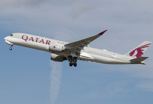 ▲카타르항공 소속 여객기가 하늘을 날고 있다. 로이터연합뉴스