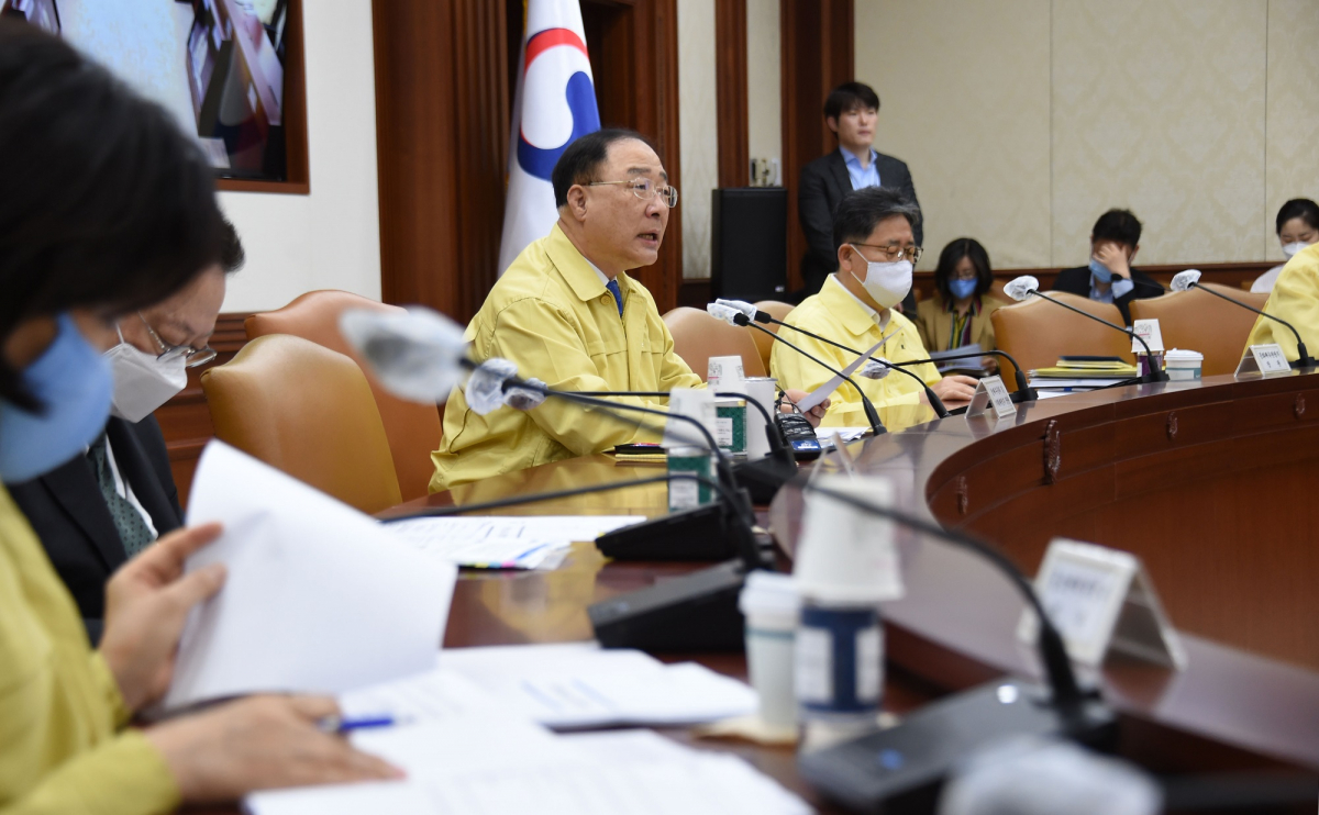 ▲홍남기 경제부총리 겸 기획재정부 장관이 7일 정부서울청사에서 제2차 비상경제 중앙대책본부(중대본) 회의를 주재하고 모두발언을 하고 있다. (사진제공=기획재정부)