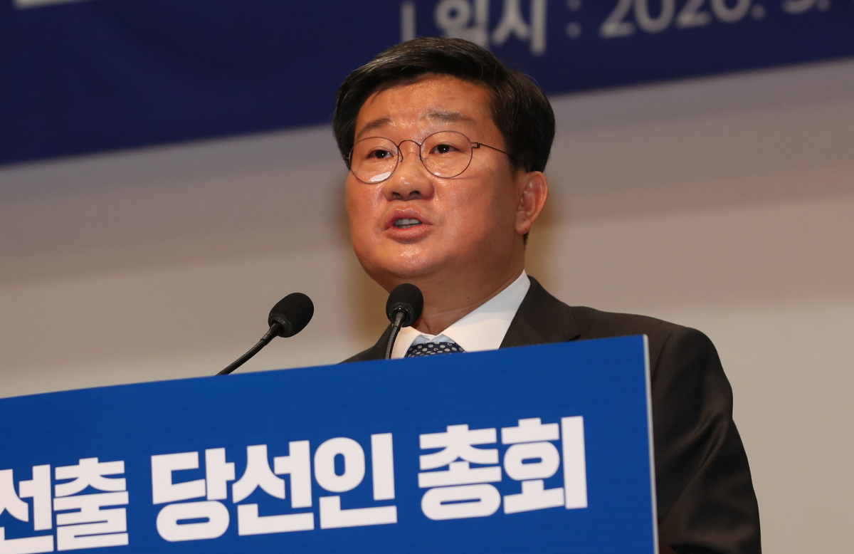 ▲7일 국회 의원회관 대회의실에서 열린 제21대 국회 더불어민주당 제1기 원내대표 선출 당선인 총회에서 전해철 후보가 정견발표를 하고 있다. (연합뉴스)