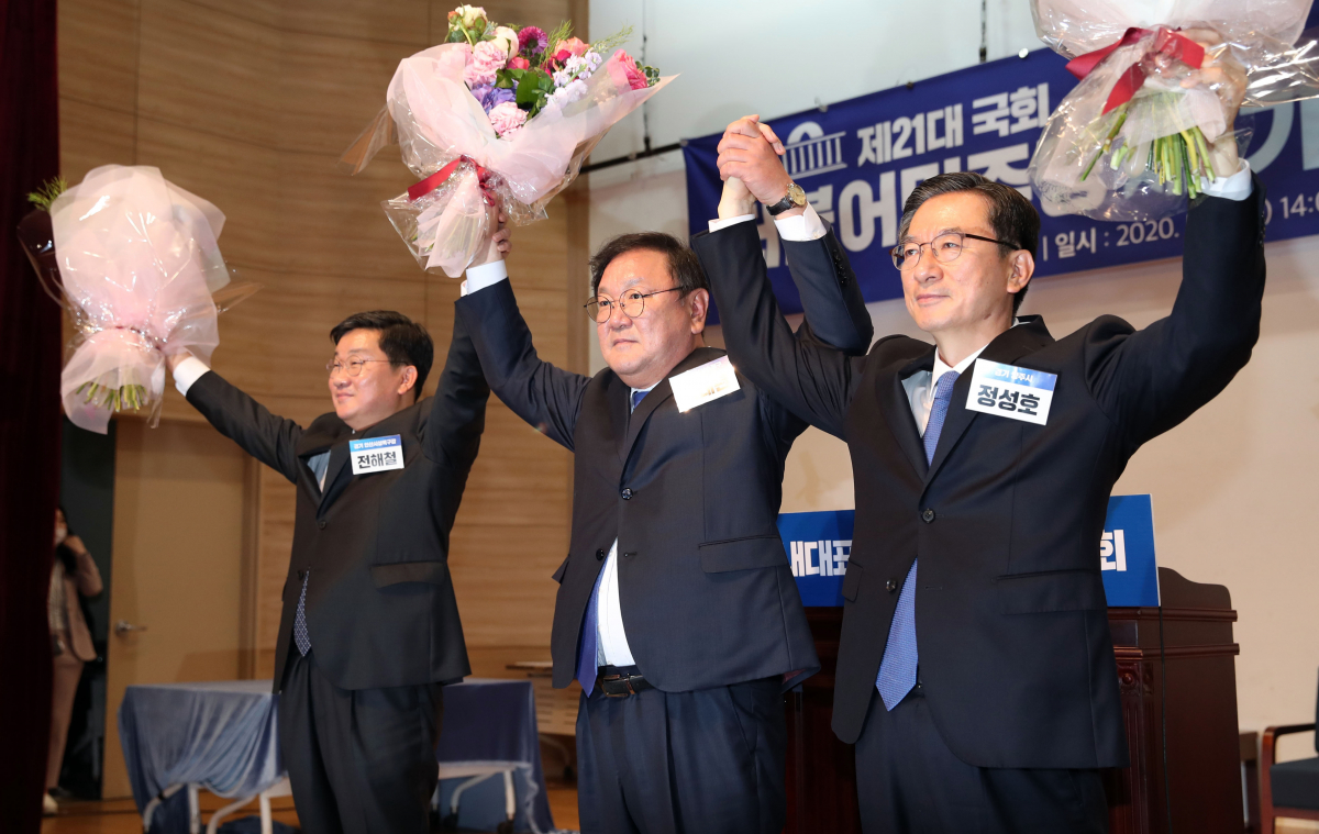 ▲7일 국회 의원회관 대회의실에서 열린 제21대 국회 더불어민주당 제1기 원내대표 선출 당선인 총회에서 원내대표로 당선된 김태년 후보(가운데)가 기념촬영을 하고 있다. (연합뉴스)