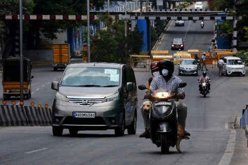 ▲코로나19로 인도 전역에 봉쇄 조치가 시행 중인 가운데 방갈로 도로를 차들이 지나고 있다. 방갈로/EPA연합뉴스 