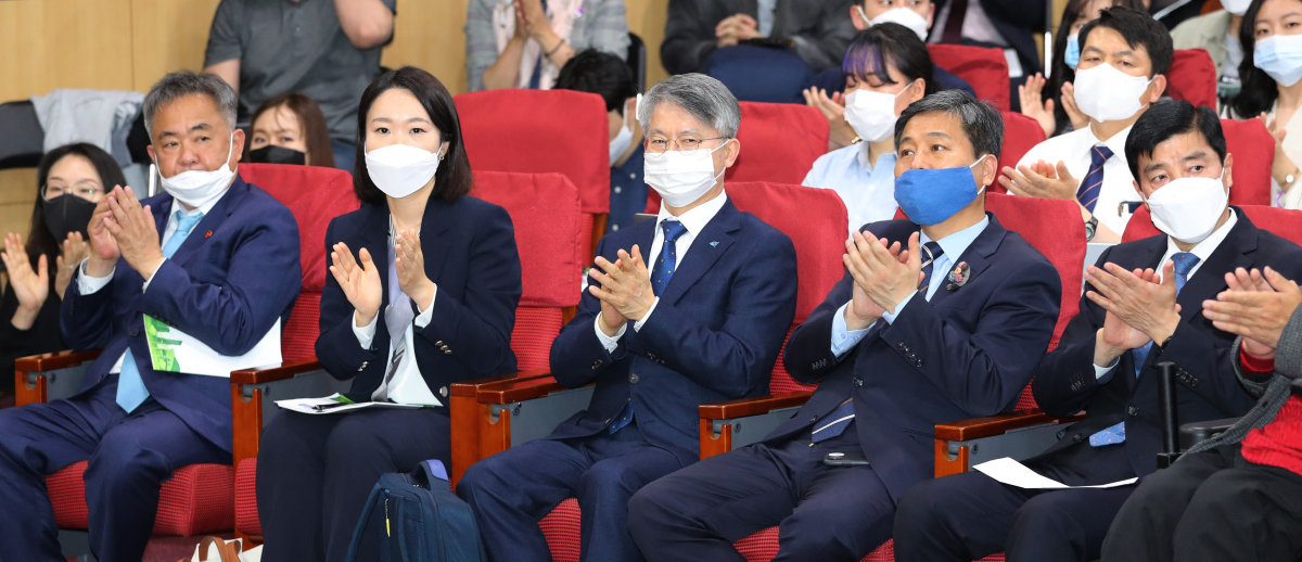 ▲더불어민주당 송재호(왼쪽부터), 이소영, 민형배, 김영배, 이해식 초선 당선인이 6일 오후 서울 여의도 국회 의원회관에서 열린 '포스트 코로나 시대와 그린뉴딜' 토론회에서 박수치고 있다. (연합뉴스)