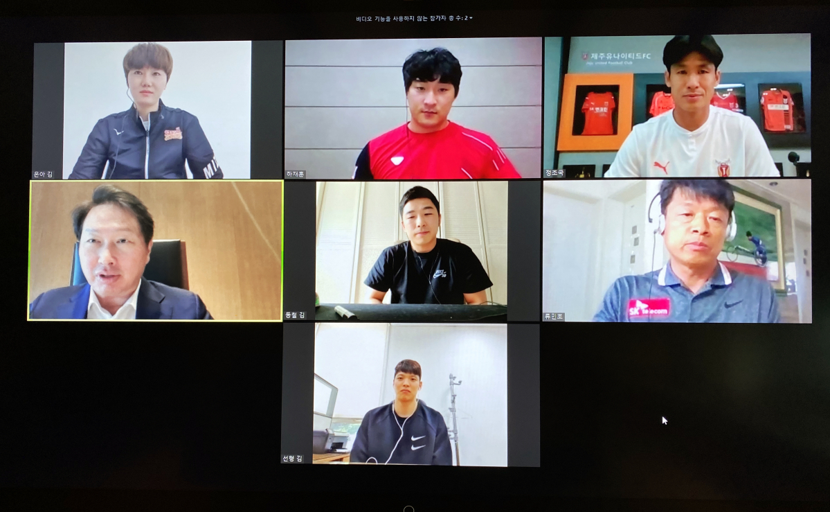▲최태원 SK 회장(가운데 왼쪽)이 7일 화상간담회에서 SK 스포츠단 감독 및 선수들을 격려하고 있다. (상단 왼쪽부터 오른쪽 순으로) SK슈가글라이더즈 김온아, SK와이번스 하재훈, 제주유나이티드 정조국, 최태원 SK 회장, SK호크스 김동철, SK텔레콤 장애인사이클팀 류민호 감독, SK나이츠 김선형. (사진제공=SK)
