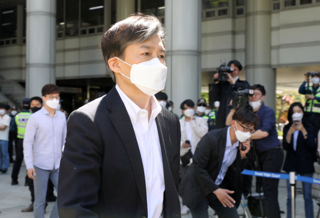 ▲조국 전 법무부 장관이 8일 오전 '입시 비리 및 사모펀드, 감찰 무마 혐의' 1차 공판을 마친 후 서울 서초구 서울중앙지방법원을 나서고 있다. (뉴시스)